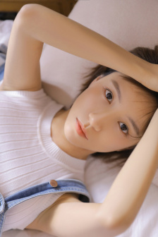 美女露出胸上的红点